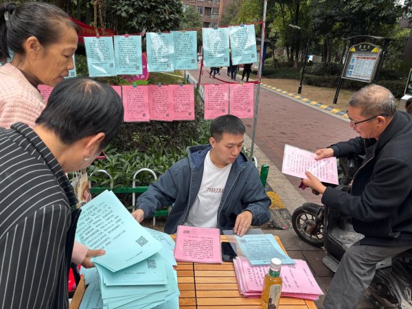 优配中国 90后物业小哥当月老免费帮居民脱单：牵线回访一条龙，促成超30对，参加过业主接亲